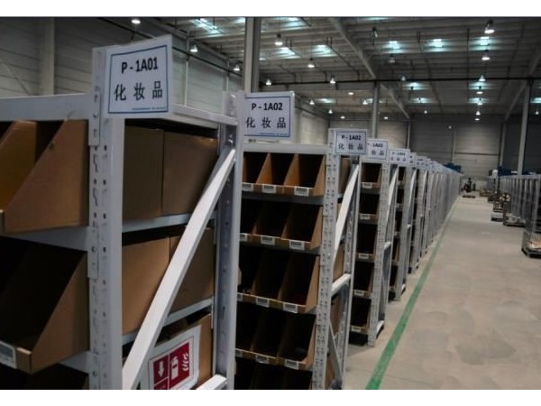 无人长期停留，但是需要保持一定湿度的库房应采取哪种系统？